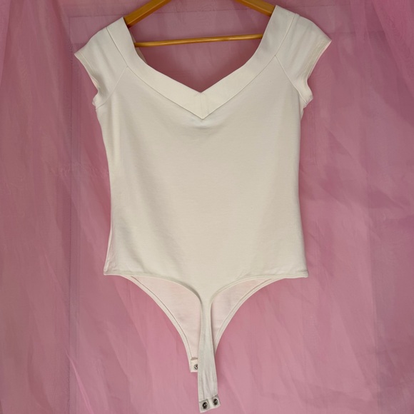 Express Off-White V-Neck One-Piece Bodysuit Size M - Picture 2 of 8